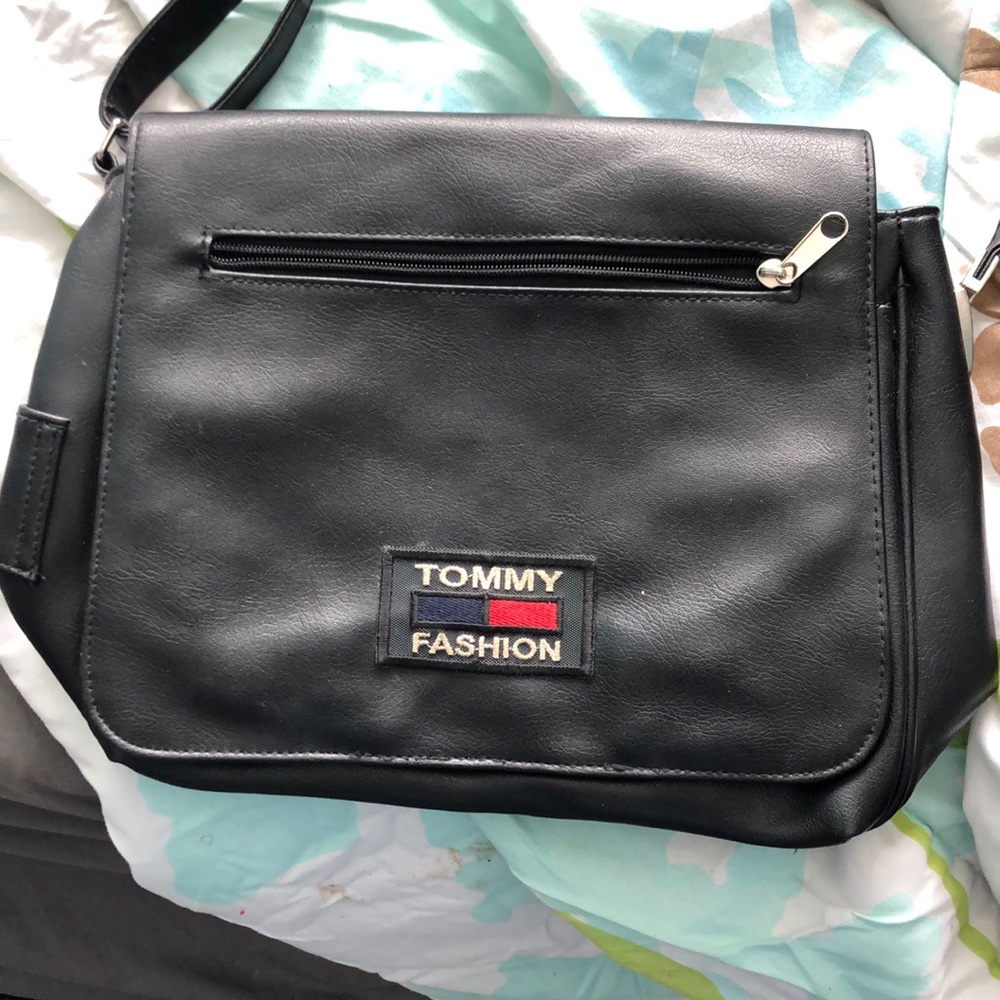 Vintage Tommy Hilfiger messenger purse